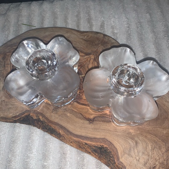 Colony Vintage Dogwood Flower pattern candle holder - Picture 2 of 5